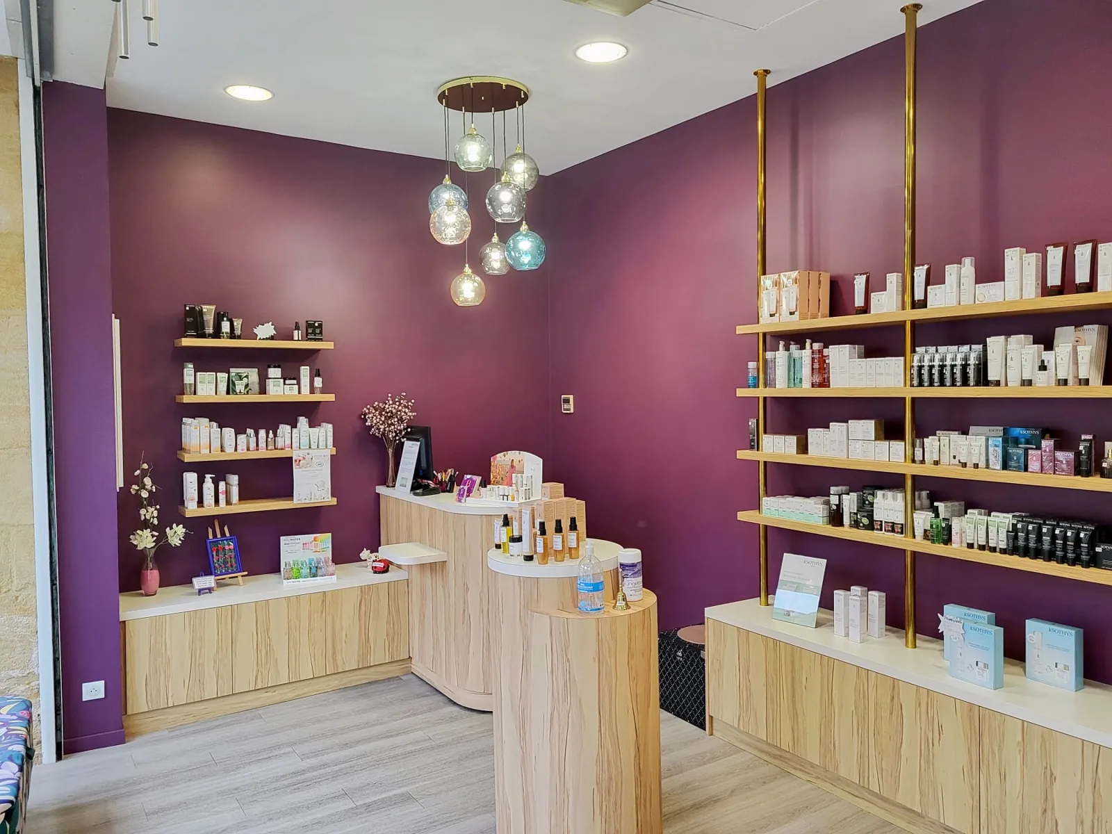 L'institut L'Art du Soin, murs prune et bois clair