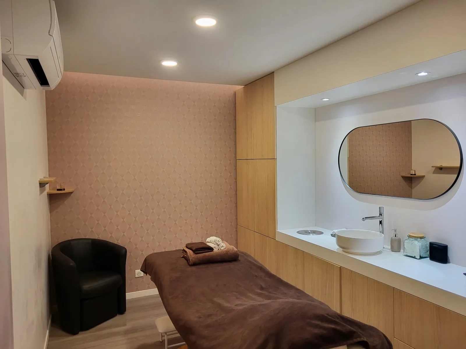 La cabine rose et son miroir ovale